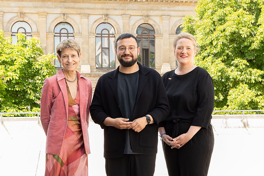 Professor Fahim Mohammadi mit TU-Präsidentin Angela Ittel und Professorin Elisabeth Endres, Departmentsprecherin Architektur. 