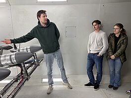 Jonas Oldeweme gives the students interesting insights into research areas at IFAS