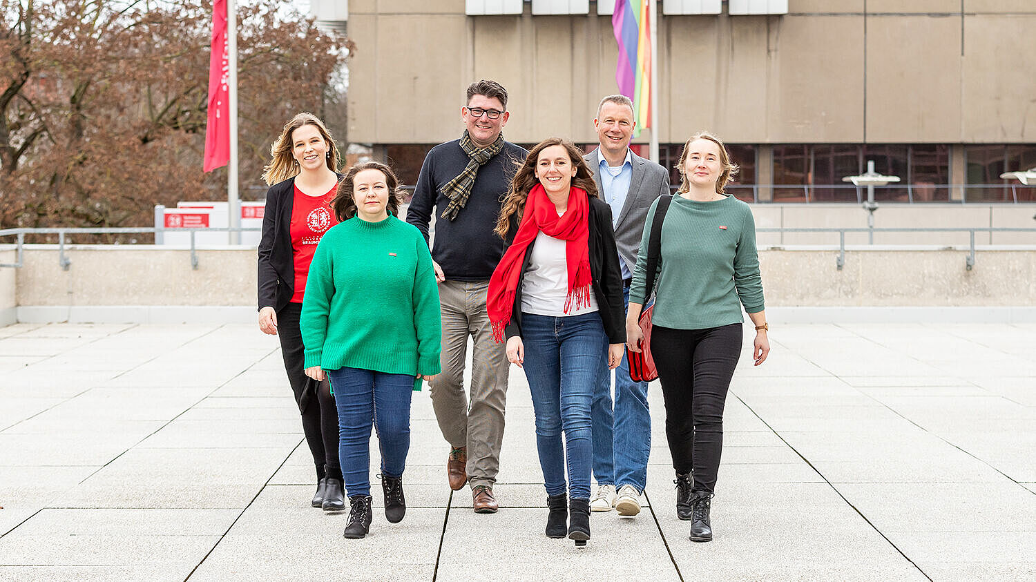 You can see the team of the Alumni & Career Service Centre, consisting of six people (Henning Karsten, Knud Ahlborn, Sarah Potstada, Maike Stelter, Melanie Schaller and Kesniia Dombrovska)