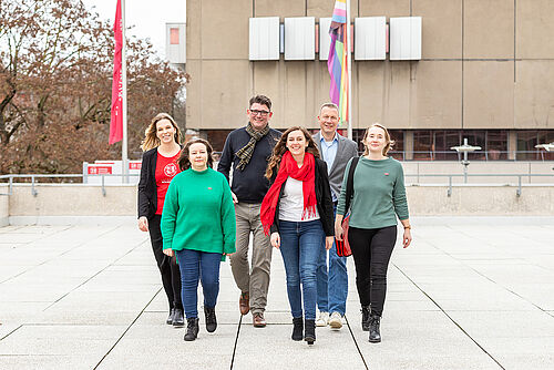 Zu sehen ist das Team der Servicestelle Alumni & Career, bestehend aus sechs Personen (Henning Karsten, Knud Ahlborn, Sarah Potstada, Maike Stelter, Melanie Schaller und Kesniia Dombrovska).