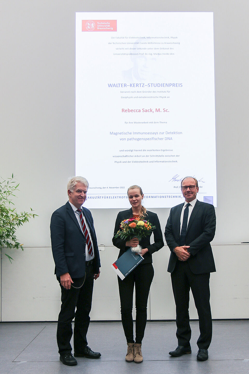 Preisträgerin Rebecca Sack, M. Sc. mit Laudator Prof. Meinhard Schilling und Dekan Prof. Henke