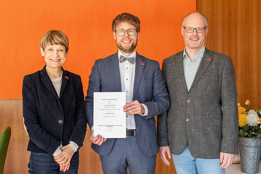 Ernennung von Professor Marius Milatz mit unserer Präsidentin Angela Ittel und Professor Klaus Thiele, Dekan der Fakultät Architektur, Bauingenieurwesen und Umweltwissenschaften.