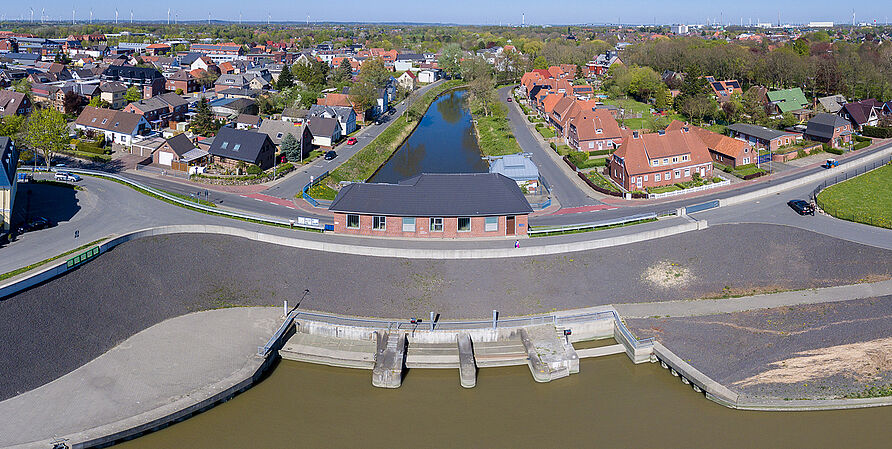Die Praxistauglichkeit des intelligenten Wasser- und Energiemanagementsystems wird an zwei Pilotstandorten demonstriert, unter anderem am Schöpfwerk Brunsbüttel in Schleswig-Holstein. 