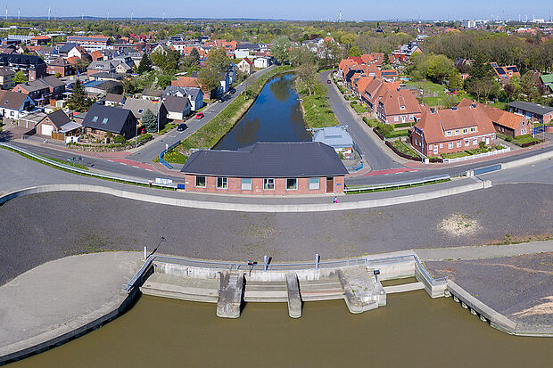 Die Praxistauglichkeit des intelligenten Wasser- und Energiemanagementsystems wird an zwei Pilotstandorten demonstriert, unter anderem am Schöpfwerk Brunsbüttel in Schleswig-Holstein. 