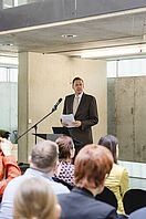 Prof. Dr. Andreas Hettiger, Leiter des Sprachenzentrums, hält während der Jubiläumsfeier des Sprachenzentrums eine Begrüßungsrede.