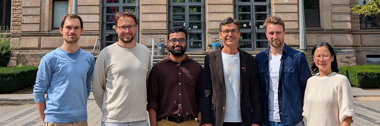 Zu sehen ist das Team des IPTP vor dem Altgebäude der TU Braunschweig 