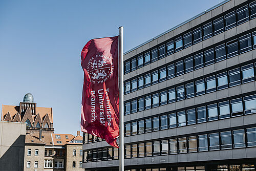 Blick auf das Forumsgebäude vom Universitätsplatz aus