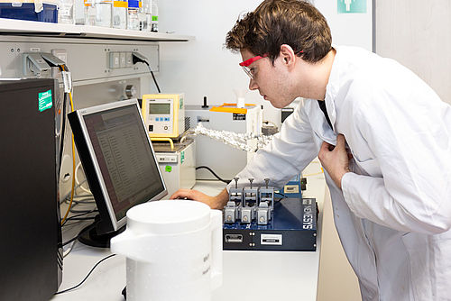 Ein Studierender arbeitet in einem Labor