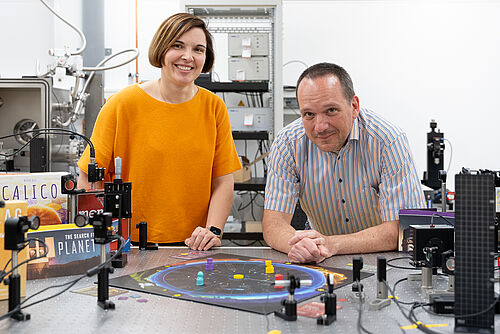 Professorin Stefanie Kroker und Professor Tobias Voß kombinieren bei QUANTista Quantetechnologie mit Brettspielmechanik.