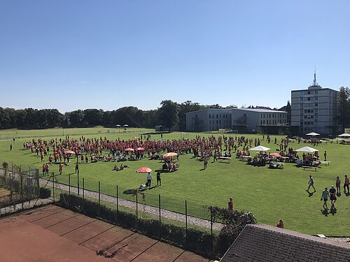 Veolia Sportfest, Überblick der Outdoor-Anlagen mit Personen