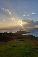 Der schottische See Loch Lomond im Sonnenuntergang.