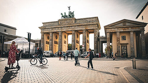 Menschen vor dem Brandenburger Tor in Berlin