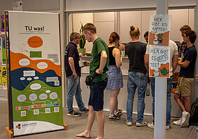 Ein Student schaut sich einen Aufsteller an. 