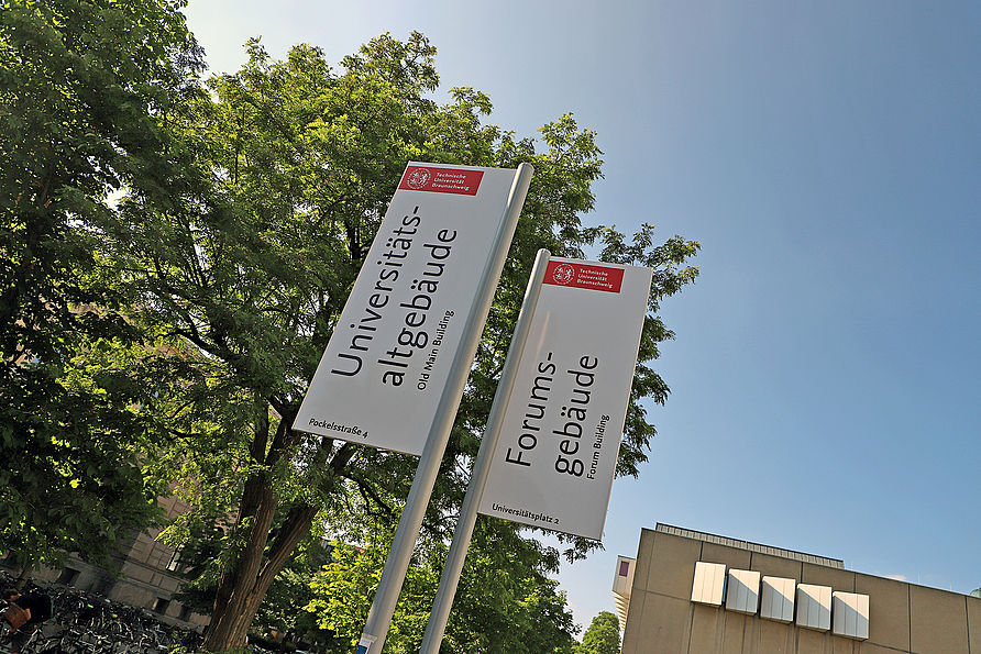 Beschilderung des Universitätsplatzes