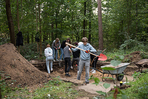 Studierende beim Ausgraben
