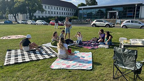 Studierenden vor dem Kinoabend am Nordcampus
