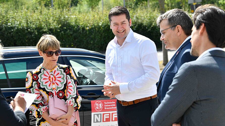 Testfahrt autonomes Fahren OB Kornblum TU-Präsidentin Ittel