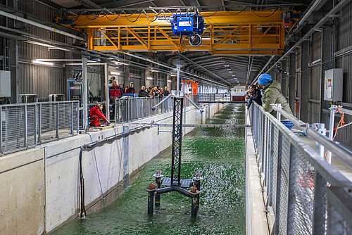 Für den Versuch im Großen Wellenströmungskanal (GWK+) des Forschungszentrums Küste in Hannover wurde in den Kanal eine schwimmende Windturbine platziert. 