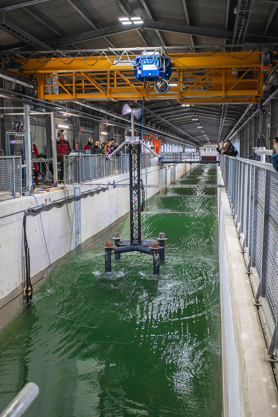 Die schwimmende Windturbine im Maßstab 1:15 wurde speziell aus Aluminium gefertigt und basiert auf einer echten Windkraftanlage des Projektpartners GICON.