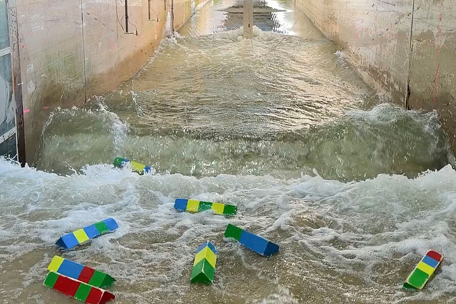 Die Forschenden untersuchen auch die Anpralllasten von Treibgut, das bei realen Tsunamis verheerende Schäden an Gebäuden verursachen kann.