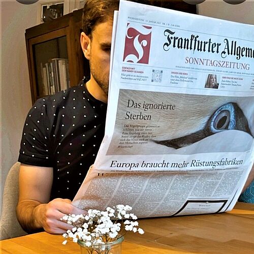 Mann mit Zeitung 