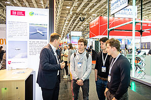 Dr. Lutz Bretschneider erklärt Interessierten Besuchern das CLIME Projekt