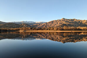 Ein malerischer See in warmen Licht in der Nähe von Madrid. 