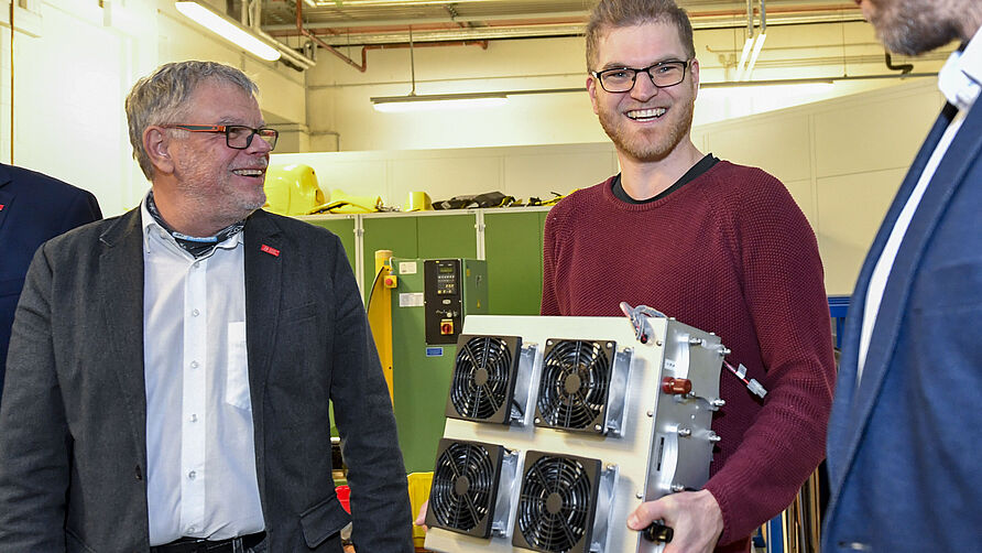 NFF-Beiratssitzung: Das ivb um Prof. Michael Heere baut einen H2-Roller auf.