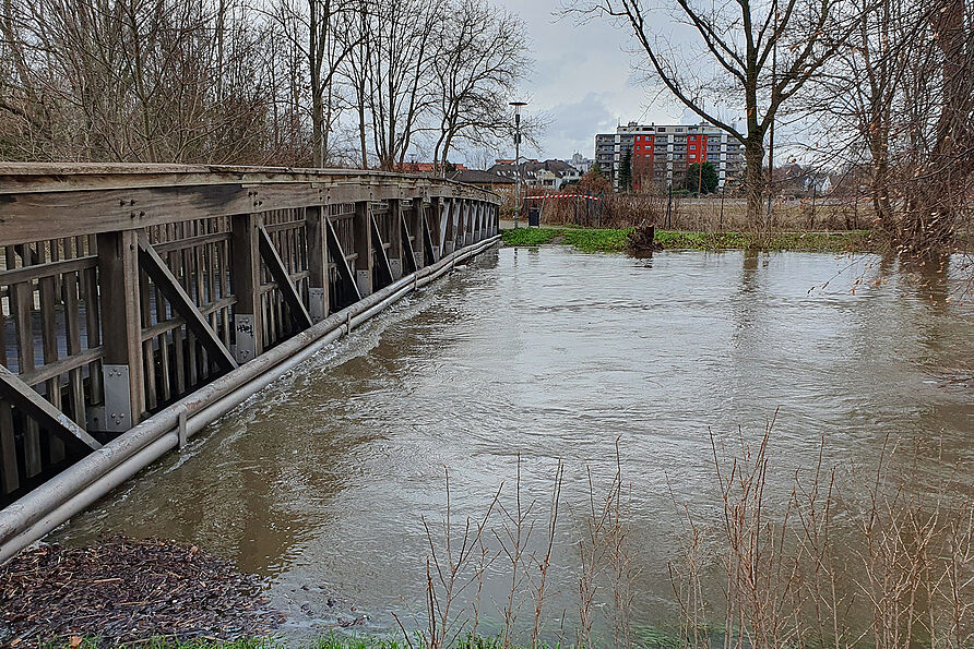Okerbrücke am Friedrich-Ludwig-Jahn-Platz in Braunschweig am 25. Dezember 2023. 