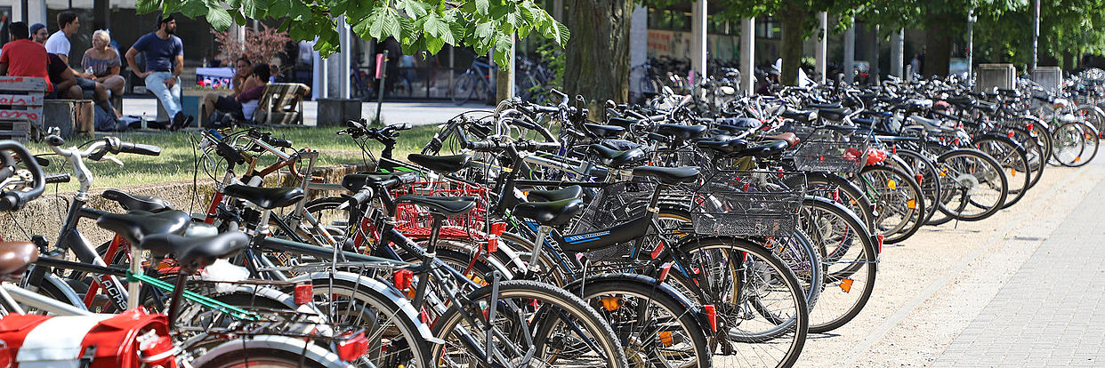 Fahrräder vor dem Forumsplatz 