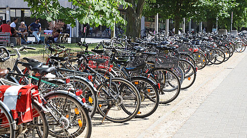 Fahrräder vor dem Forumsplatz