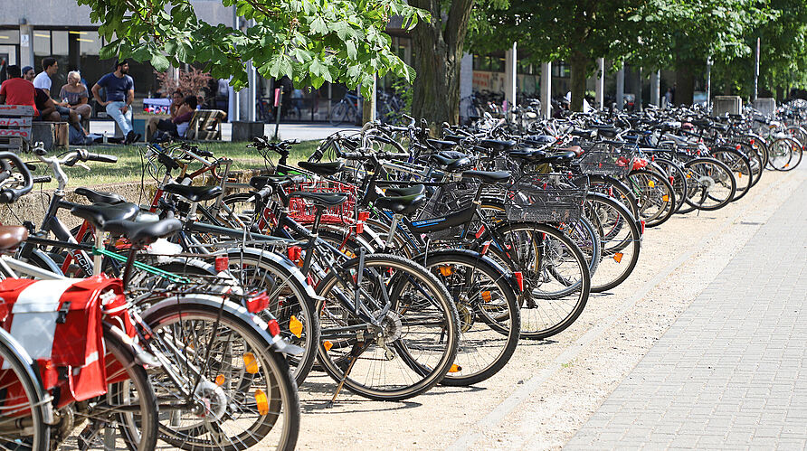 Fahrräder vor dem Forumsplatz