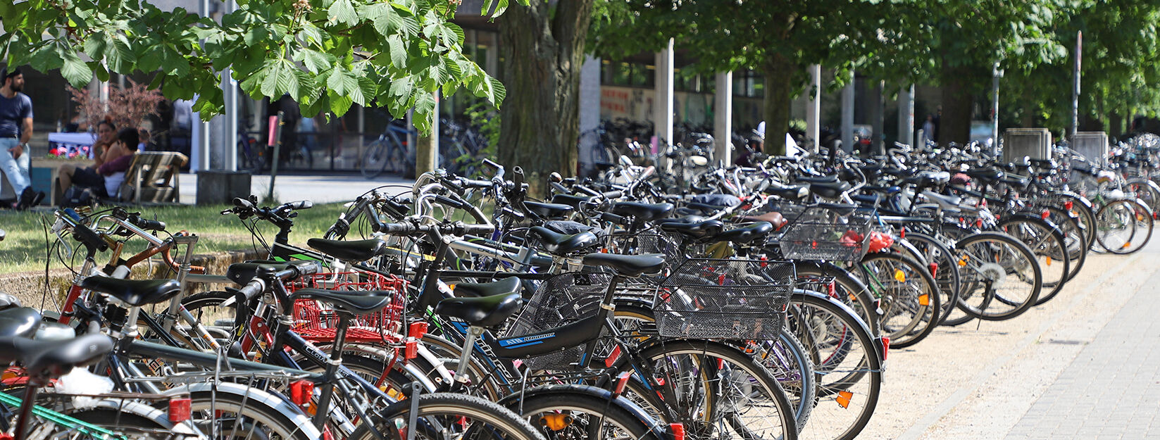 Fahrräder vor dem Forumsplatz