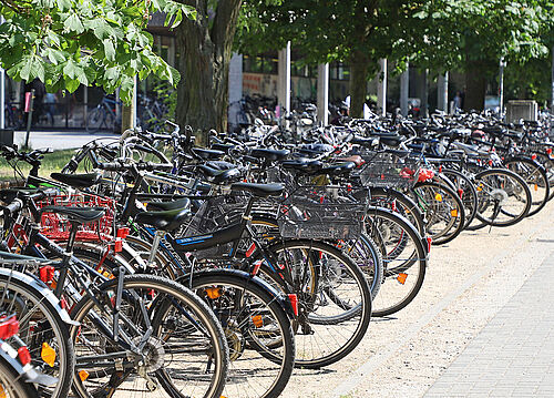 Fahrräder vor dem Forumsplatz