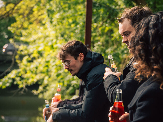 Studierende am Ufer der Oker