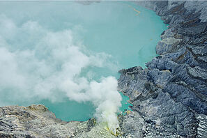 Der Kratersee Kawah Ijen in Indonesien.