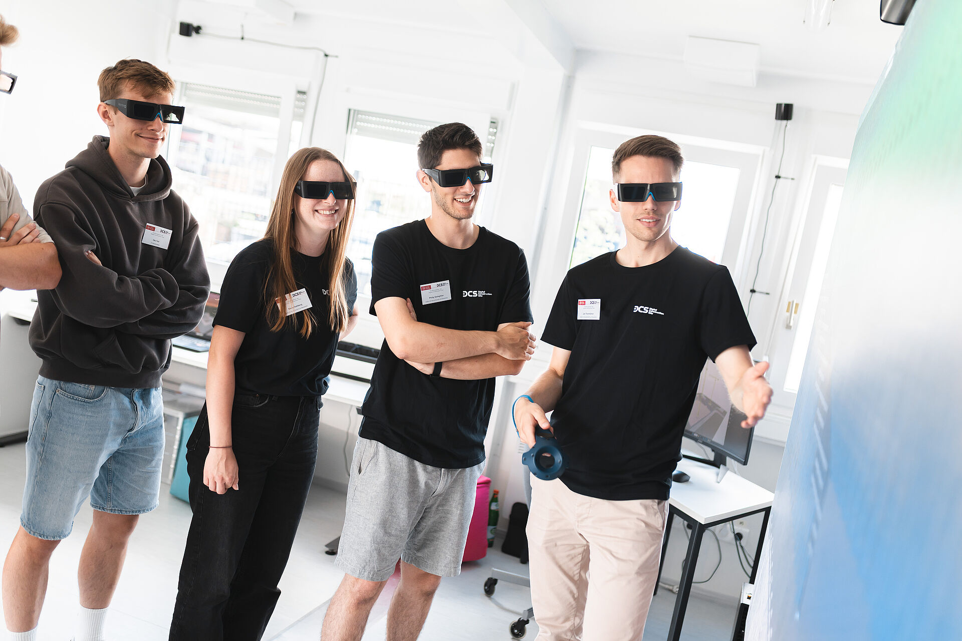Personen vor der 3D-LED-Powerwall mit 3D-Brillen