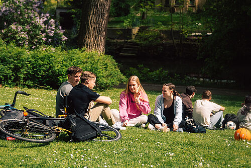 Studierende treffen sich im Theaterpark