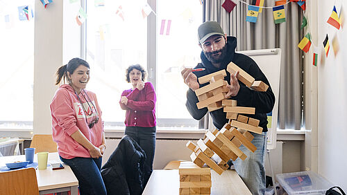 Studierende spielen das Spiel Jenga in der Welcome Lounge.
