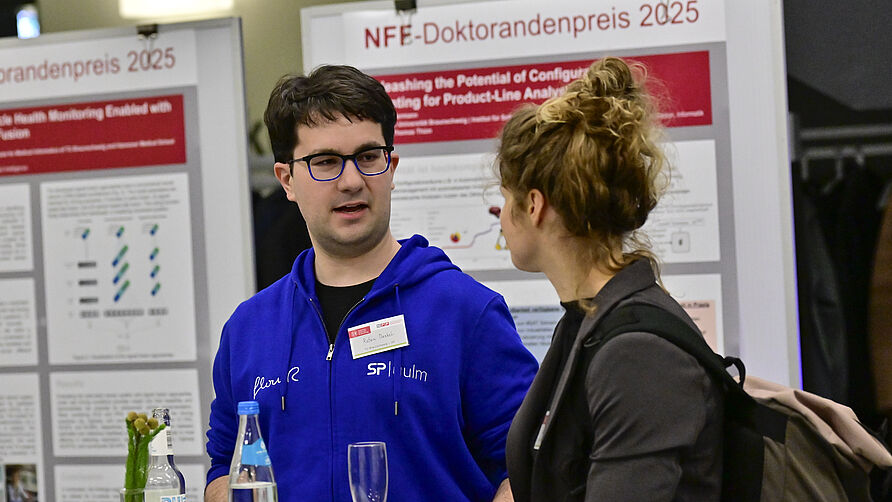 Verlehung des 6. NFF-Doktorandenpreis am 11.1.2025 in Braunschweig: Zwei Personen im Gespräch.