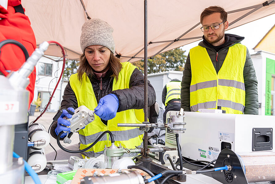 Wissenschaflter*innen des Institut für Materialchemie der TU Wien bei Emissionsmessungen, um die drei Bauabschnitte zu vergleichen. 