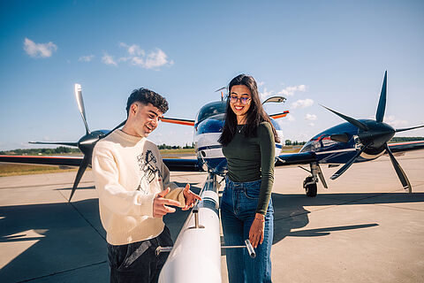 Studierende mit dem Forschungsflugzeug der TU Braunschweig