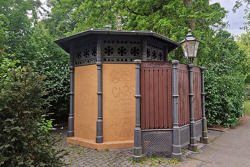 Der feministische Spaziergang nimmt auch die öffentlichen Toiletten in den Blick, wie hier das historische Pissoir am Staatstheater.