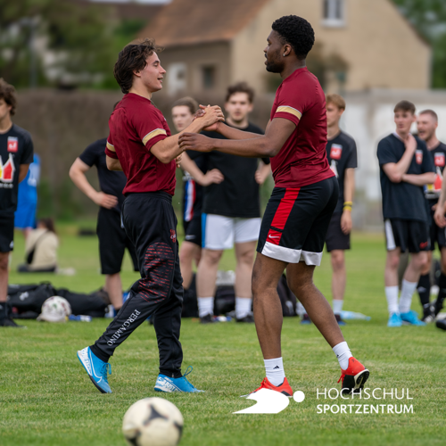 2 Fußballspieler bei der Uniliga
