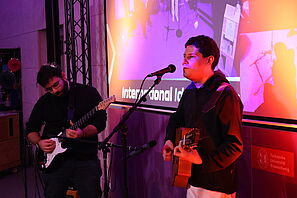 zwei Musiker bei einem Live-Auftritt