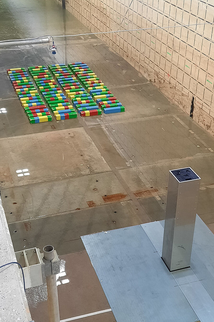 Die farbigen Holzklötze bilden in den Versuchen das Treibgut, das auf eine Gebäudekomponente treffen wird.