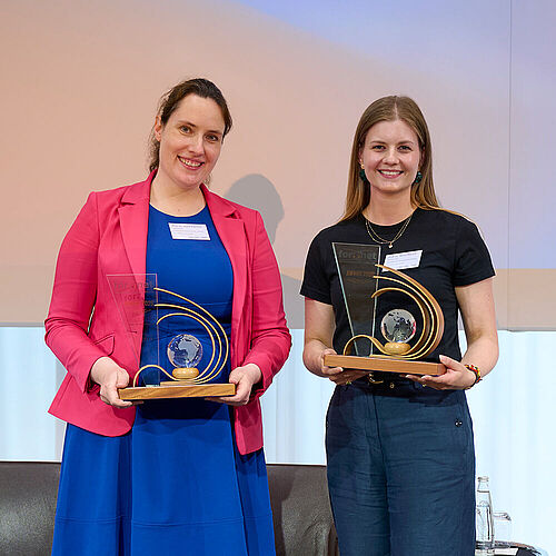 Professorin Anne Paschke und Professorin Sarah Rachut erhielten den For…Net Award.