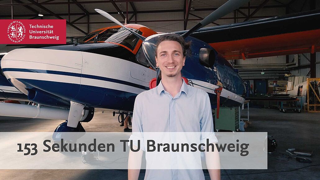 Student steht vor Forschungsflugzeug