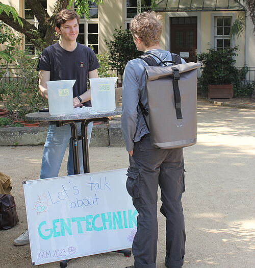 Talk with visitors of the botanical garden 