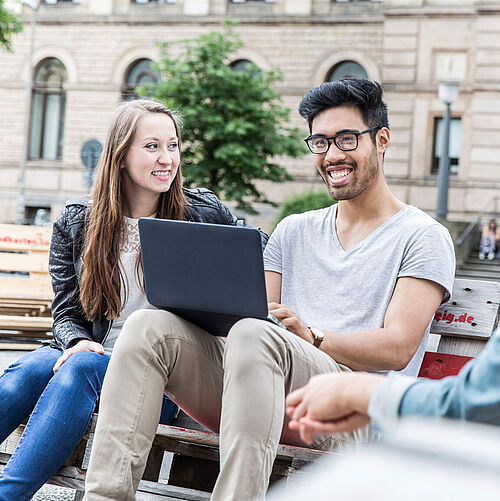 Studierende auf dem Forumsplatz